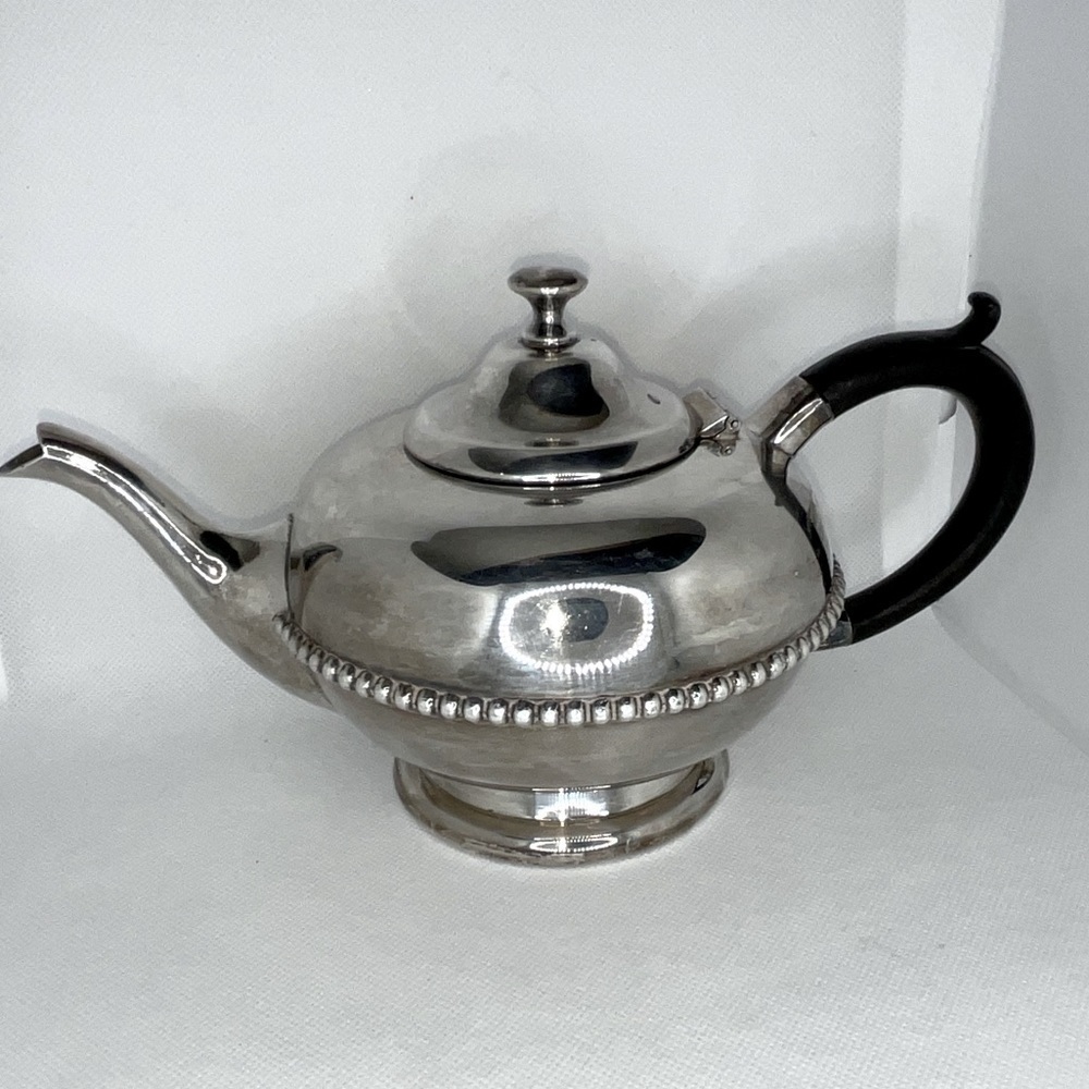 Vintage Mid Century Victoria Plate Silverplate Teapot‎